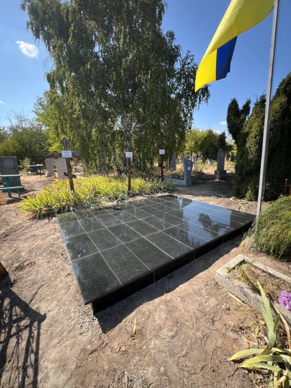 Майданчик під пам'ятник облицювання