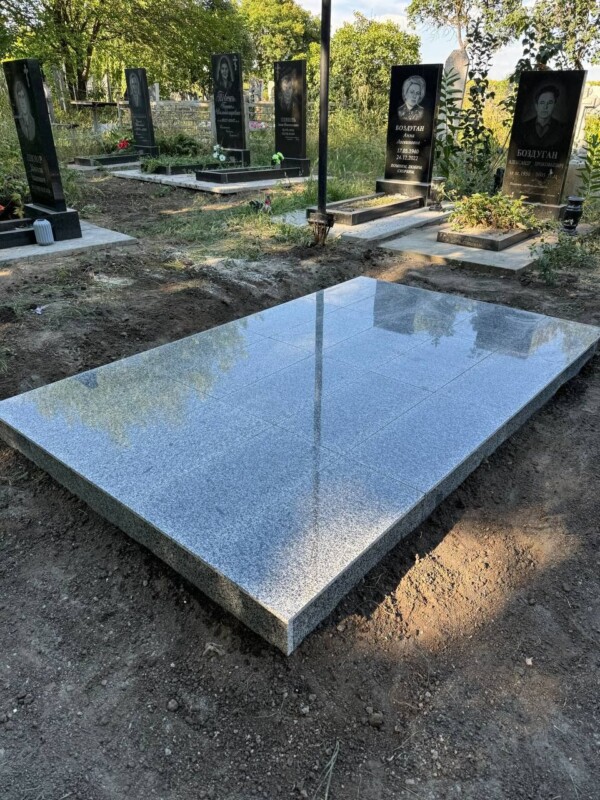 Майданчик під пам'ятник сірий граніт