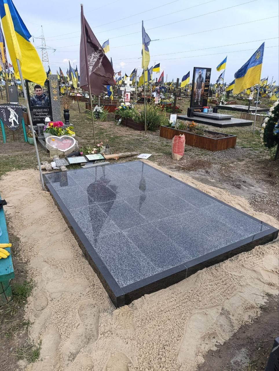 Комплексное благоустройство могилы гранитом и установкой памятника в Днепре.