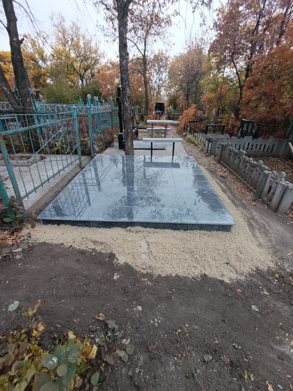 Площадка из гранита под памятник с высокой устойчивостью к погодным условиям.