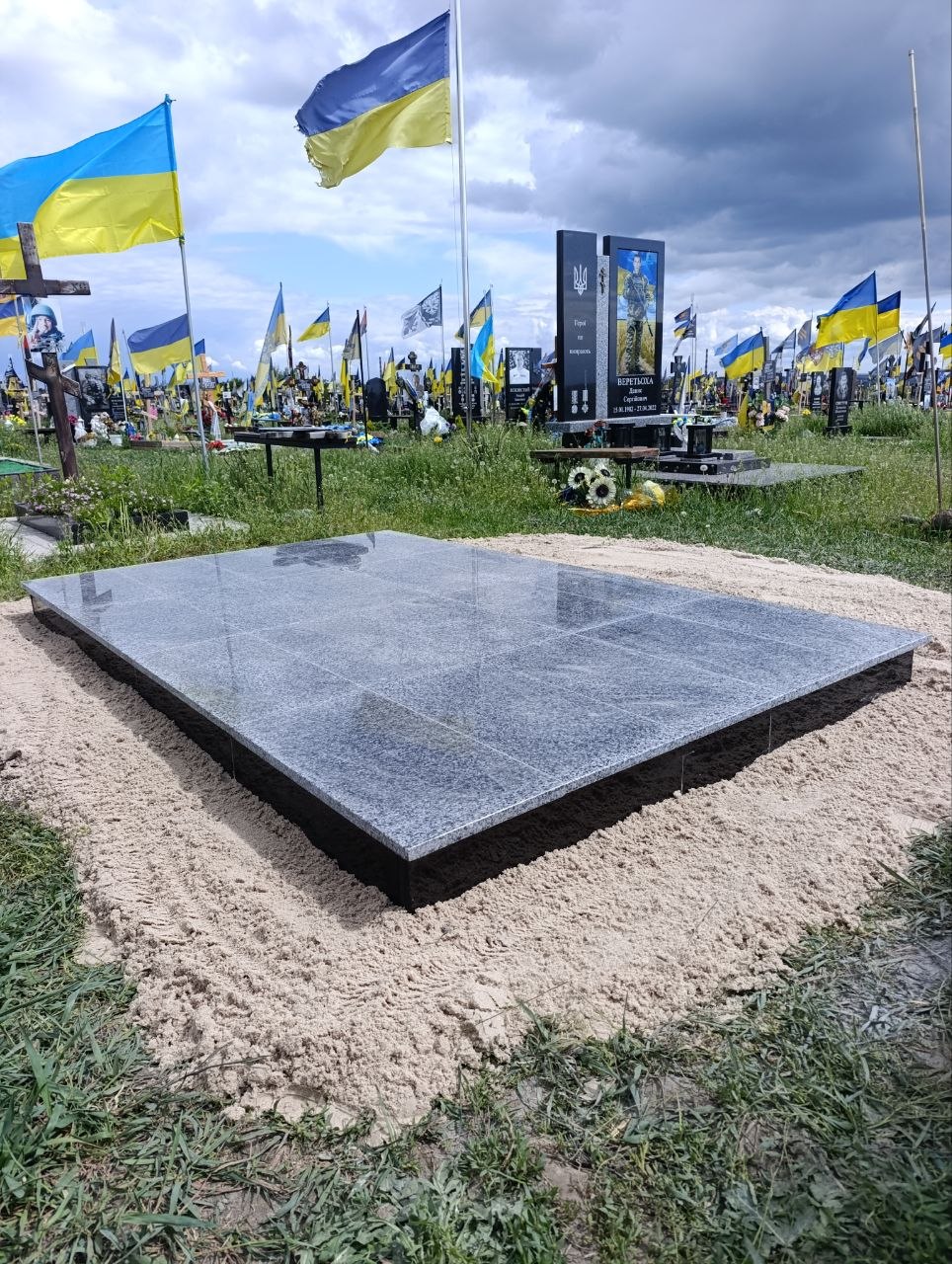 Надійний гранітний майданчик для пам'ятника військовому з якісним оздобленням та тривалим терміном служби.