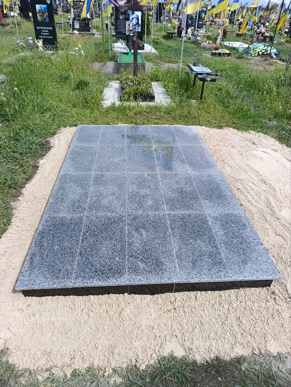 Комплексний благоустрій могили гранітом та встановленням пам'ятника у Дніпрі.