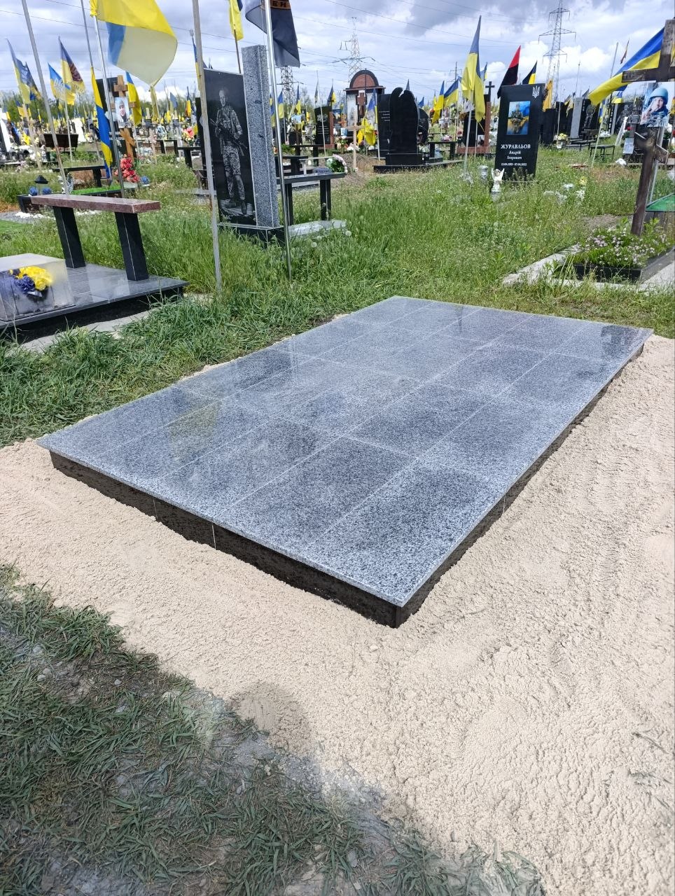 Майданчик із граніту під пам'ятник з високою стійкістю до погодних умов.