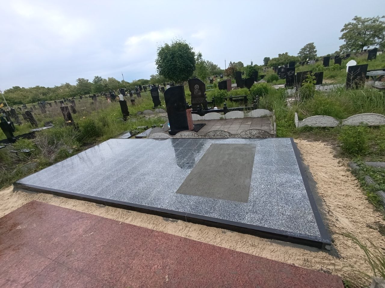Элитная площадка под памятник с гранитной отделкой и долговечным покрытием.