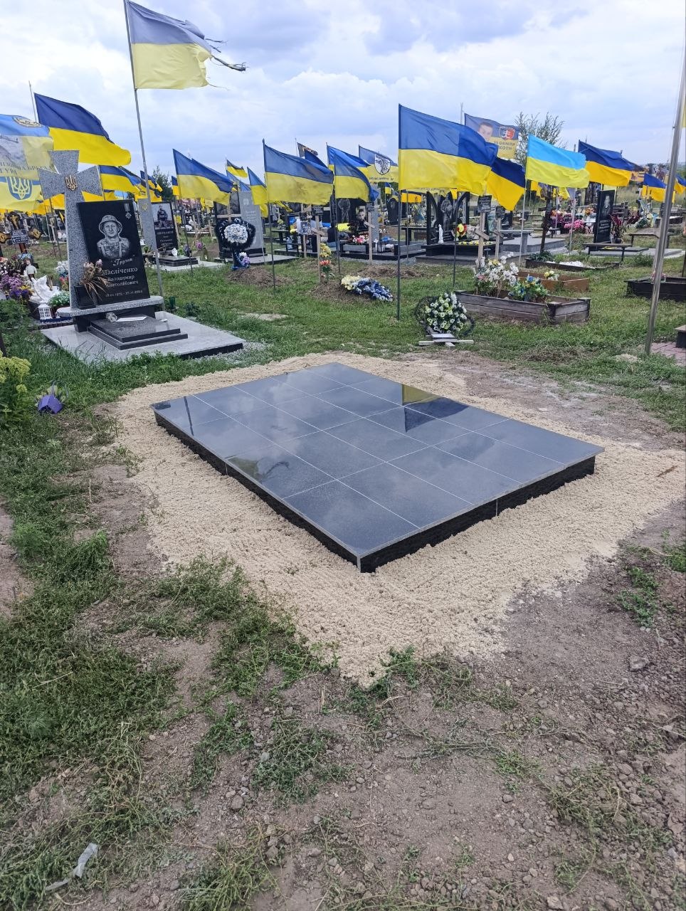 Майданчик під пам'ятник з оздобленням з граніту