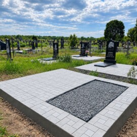Площадка на бетоне с тротуарной плиткой от