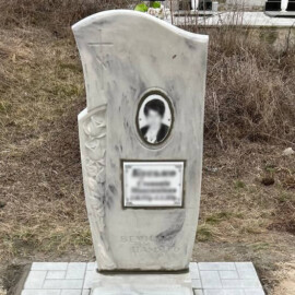 Бетонный памятник Б03 розы с установкой