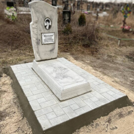 Бетонный памятник Б03 розы с установкой