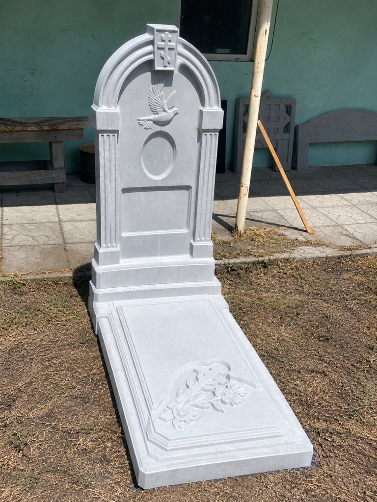 Бетонний пам'ятник Б07 «Голуб» із голубом та арочною стелою, із суцільною бетонною плитою — Дніпро
